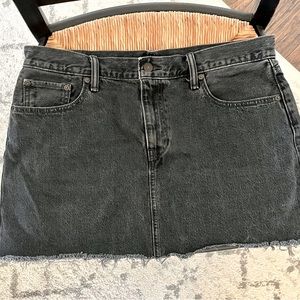 LEVI’S Black Washed Cut Off Denim Skirt Raw Hem 32